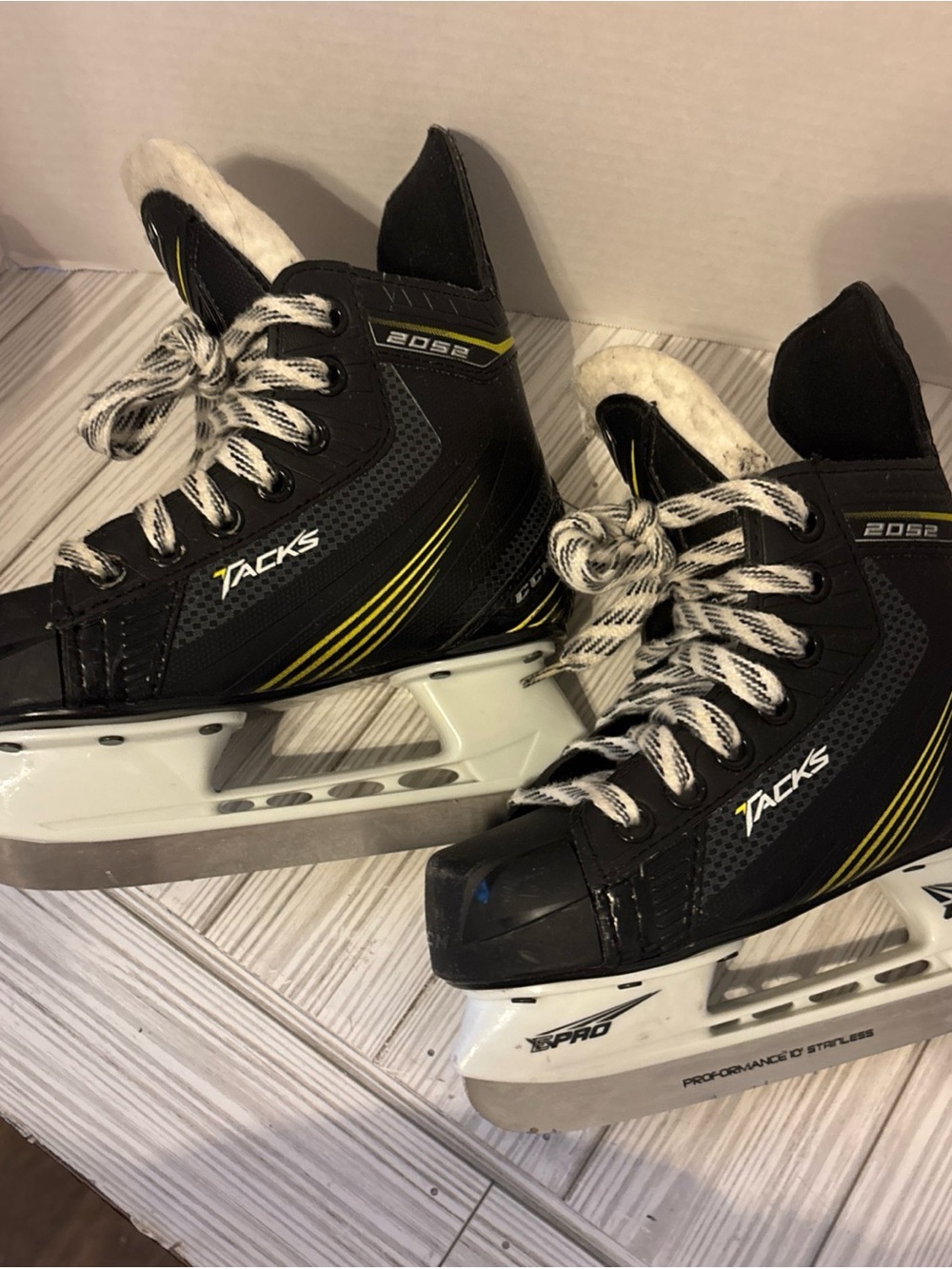 CCM Junior Hockey Skates 2052  Size 11 kids